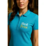 Detaliu personalizare logo iRealPrint aplicat prin transfer termic pe tricou polo damă personalizat turcoaz, evidențiind claritatea printului și textura materialului