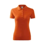 Tricou polo damă personalizat portocaliu prezentat frontal pe fundal neutru pentru evidențierea croielii feminine și a zonei de personalizare