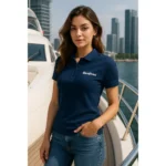 Model feminin purtând tricou polo damă personalizat albastru nocturn într-un cadru urban premium, evidențiind stilul business-casual și vizibilitatea brandingului aplicat pe piept