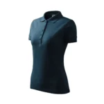 Tricou polo damă personalizat albastru navy prezentat din perspectivă laterală pe fundal neutru pentru evidențierea croielii feminine și a designului polo elegant