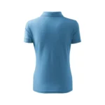 Spate tricou polo damă personalizat albastru azur prezentat pe fundal neutru pentru evidențierea croielii feminine și a designului minimalist al produsului