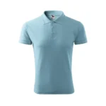 Tricou polo bărbați personalizat albastru deschis prezentat frontal pe fundal neutru pentru evidențierea croielii masculine și a suprafeței destinate personalizării
