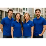 Echipă de bărbați și femei purtând tricouri polo personalizate albastru regal, ilustrând utilizarea pentru uniforme corporate și identitate vizuală de brand