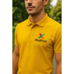 Bărbat purtând tricou polo bărbați personalizat galben cu logo iRealPrint într-un cadru natural, stil modern pentru branding profesional și vizibilitate ridicată