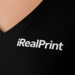 Detaliu personalizare logo pe tricou damă negru cu anchior în V, transfer termic alb clar aplicat pe material bumbac premium