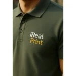 Tricou polo bărbați personalizat gri ardezie cu logo iRealPrint aplicat prin transfer termic profesional pe piept