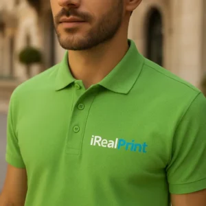Detaliu personalizare logo iRealPrint aplicat prin transfer termic pe tricou polo bărbați personalizat verde măr, evidențiind claritatea printului și textura materialului
