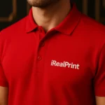 Detaliu personalizare logo pe tricou polo bărbați roșu, imprimare clară pe material textil premium cu guler și nasturi pentru branding vizibil