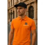 Bărbat purtând tricou polo personalizat orange cu logo iRealPrint într-un cadru urban elegant, stil modern pentru branding vizibil și imagine profesională