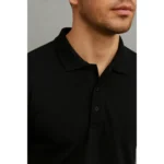 Prim plan tricou polo bărbați personalizat negru evidențiind gulerul cu nasturi și textura materialului, detaliu premium pentru prezentarea calității produsului