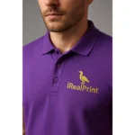 Detaliu personalizare logo iRealPrint pe tricou polo bărbați mov, imprimare clară pe material textil premium cu guler și nasturi eleganți