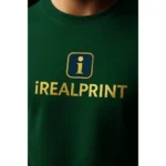 Detaliu logo iRealPrint imprimat pe tricou unisex verde sticlă, personalizare clară pe material bumbac premium pentru branding vizibil