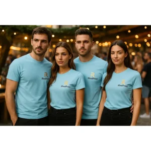Grup de persoane purtând tricouri unisex personalizate albastru deschis cu logo iRealPrint, imagine de echipă pentru branding și evenimente