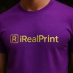 Detaliu tricou unisex personalizat mov cu logo iRealPrint aplicat prin transfer termic, evidențiind textura materialului și claritatea imprimării