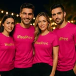 Grup de persoane purtând tricouri unisex personalizate purpurii cu logo iRealPrint într-un cadru de eveniment, imagine de echipă pentru branding și promovare