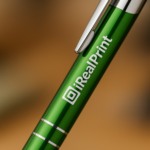 Pix metalic aluminiu Hello verde cu logo companie aplicat pe corpul produsului, prim-plan pix promoțional metalic personalizat pentru branding premium și imagine corporate