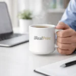 fundal luminos minimalist, evidențiind designul simplu și suprafața ideală pentru personalizare
