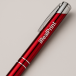 Pix metalic aluminiu Hello roșu cu logo companie aplicat pe corpul produsului, prim-plan pix promoțional metalic personalizat pentru branding vizibil și imagine corporate