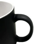 Detaliu apropiat al manerului pentru cana termosensibila personalizata alb, ilustrand finisajul neted si constructia ceramica pregatita pentru personalizare