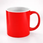 Cana termosensibila personalizata rosu mat fotografiata pe fundal neutru de studio, evidentiind forma clasica si finisajul elegant al suprafetei
