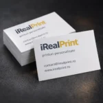 Cărți de vizită personalizate cu laminare mată și design minimalist, ideale pentru companii și profesioniști care doresc o identitate vizuală elegantă