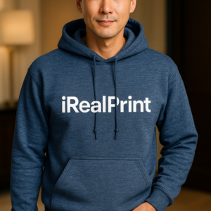 Hanorac bărbați personalizat heather navy cu logo iRealPrint aplicat frontal într-un design minimalist modern, evidențiind textura materialului melanj, croiala masculină și impactul vizual elegant al personalizării