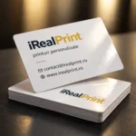 Cărți de vizită personalizate cu laminare lucioasă și design minimalist modern, ideale pentru companii și profesioniști care doresc o identitate vizuală clară