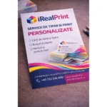 Flyer A4 personalizat pentru servicii de print și materiale promoționale prezentat pe birou lângă laptop și instrumente de lucru, sugerând utilizarea în marketing profesional.