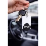 Breloc dreptunghiular cu FISĂ de cumpărături negru utilizat pe chei auto, obiect promoțional personalizat cu aspect premium și vizibilitate constantă în utilizarea zilnică