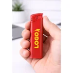 Brichetă promoțională roșie personalizată cu logo, surprinsă în utilizare reală, obiect publicitar cu vizibilitate mare pentru HoReCa și festivaluri