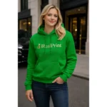 Hanorac verde irish dama personalizat purtat in oras, look lifestyle vibrant cu prezenta vizuala puternica si stil casual modern