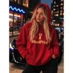 Hanorac dama rosu purtat in oras, stil streetwear modern cu vizibilitate ridicata si prezenta feminina puternica