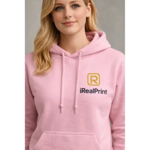 Hanorac dama roz light personalizat cu logo iRealPrint, cadru close-up ce evidentiaza calitatea materialului si claritatea printului