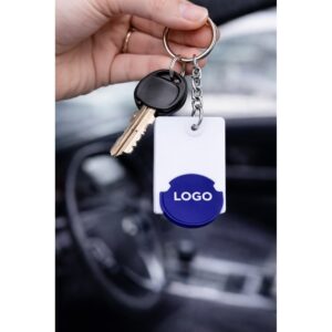 Prim-plan breloc alb cu fisă pentru cărucior și zonă de logo personalizat, detaliu clar pentru tampografie sau print color