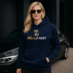 Hanorac navy personalizat dama cu logo iRealPrint, contrast elegant si vizibilitate clara in context urban premium