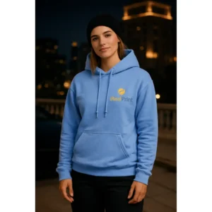 Hanorac damă albastru carolina într-un outfit casual fresh, look luminos și accesibil, potrivit pentru utilizare zilnică