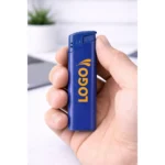 Brichetă personalizată albastră cu logo, surprinsă în mână în utilizare reală, obiect promoțional pentru companii B2B, HoReCa și campanii corporate.