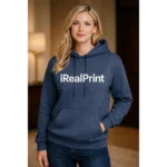 Hanorac damă heather navy cu logo frontal vizibil, outfit casual modern și look curat pentru utilizare zilnică