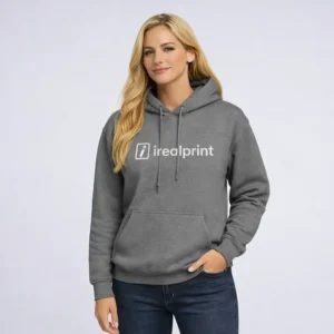 Hanorac damă gri graphite cu logo frontal discret, stil minimalist modern și aspect curat pentru utilizare zilnică