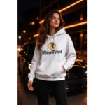 Hanorac alb personalizat purtat de model feminin în oraș, accent pe stil curat și premium