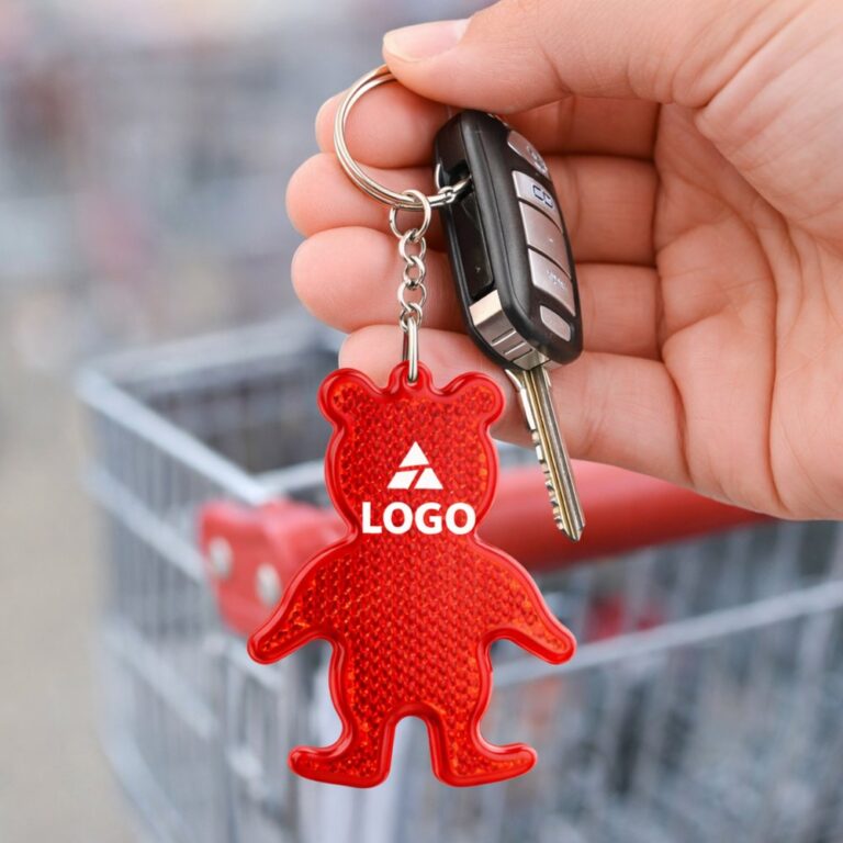 breloc reflectorizant ursuleț roșu personalizat cu logo imprimat, accesoriu promoțional vizibil pentru copii și pietoni