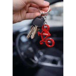 Close-up breloc desfăcător de sticle bicicletă roșu din aluminiu, personalizare prin gravură laser și finisaj metalic elegant