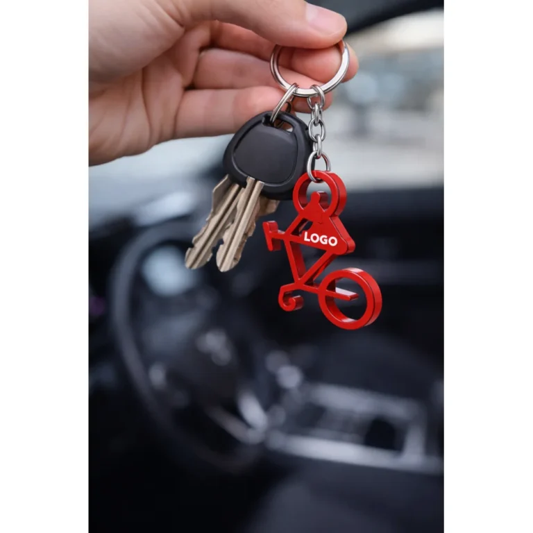 Close-up breloc desfăcător de sticle bicicletă roșu din aluminiu, personalizare prin gravură laser și finisaj metalic elegant