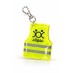 Breloc promoțional tip vestă reflectorizantă, vedere din unghi pentru evidențierea formei și a benzilor reflectorizante, cu carabină metalică pentru prindere sigură