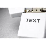 Detaliu close-up brichetă tip Zippo personalizată cu text, evidențiere gravură fină pentru mesaj scurt, dedicație sau inițiale, finisaj premium.