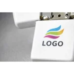 Detaliu apropiat cu logo aplicat pe brichetă metalică tip Zippo, finisaj elegant potrivit pentru branding corporate