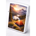 Brichetă metalică tip Zippo cu fotografie camping la munte, culori intense și detalii clare pentru cadou memorabil