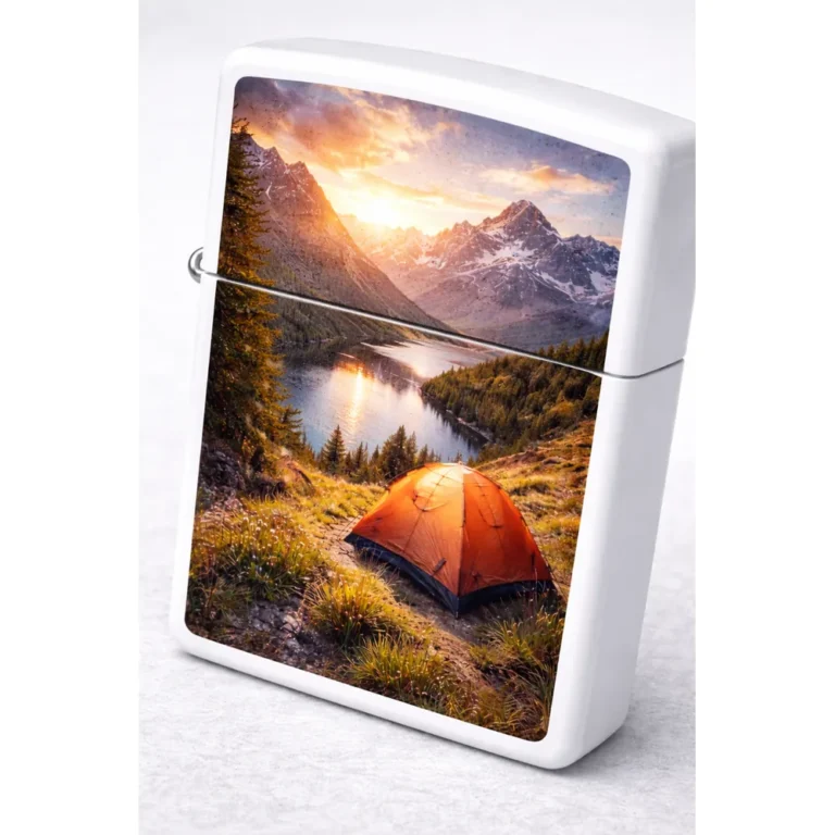 Brichetă metalică tip Zippo cu fotografie camping la munte, culori intense și detalii clare pentru cadou memorabil