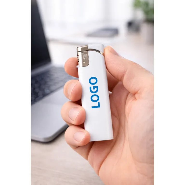 Brichetă slim albă personalizată cu logo prezentată în mână, imagine realistă a produsului promoțional utilizat zilnic. Ideală pentru branding elegant și expunere repetată a logo-ului în contexte reale.