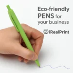 Pix eco din paie de grâu verde utilizat pentru scris, prezentare realistă a unui pix promoțional sustenabil folosit zilnic în mediul profesional.